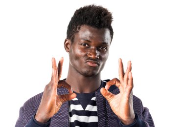 Siyah adam ok işareti yapmak