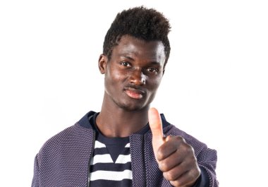 Başparmak ile yakışıklı siyah adam