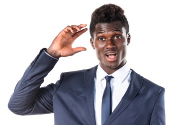 Sürpriz bir jest yapan siyah erkek