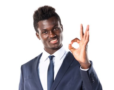 Siyah adam ok işareti yapmak