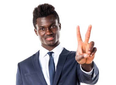 Zafer jest yapan yakışıklı siyah erkek