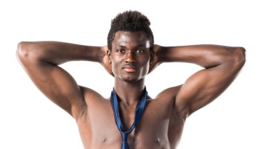 Atletik vücut poz ile yakışıklı zenci