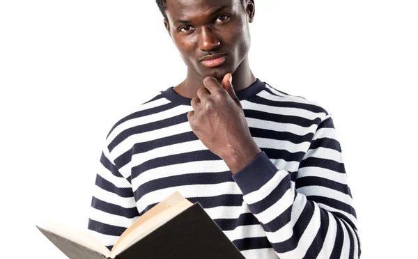 Schöner schwarzer Mann liest Buch — Stockfoto