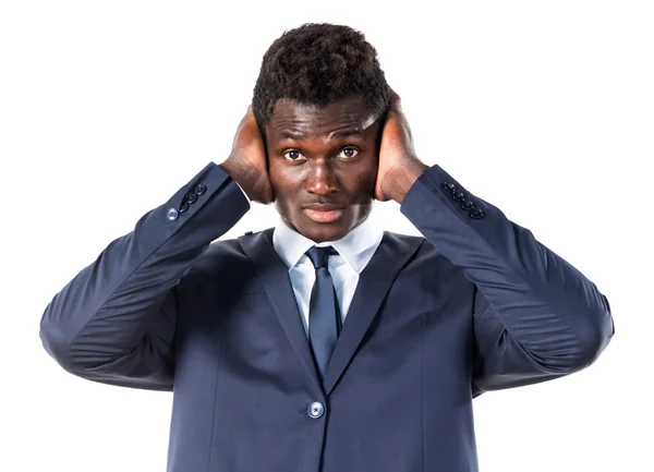 Bonito homem negro cobrindo seus ouvidos — Fotografia de Stock