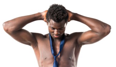 Atletik vücut poz ile yakışıklı zenci