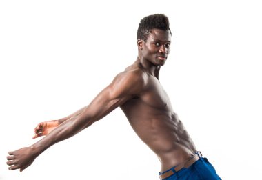 Yakışıklı siyah adam dans ediyor.