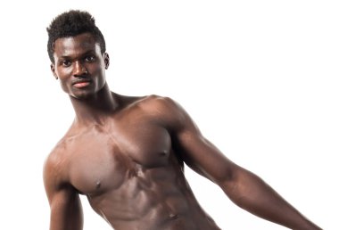 Yakışıklı siyah adam dans ediyor.