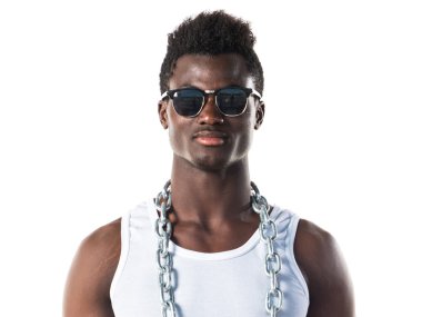 Yakışıklı siyah adam güneş gözlüğü ve zincirler