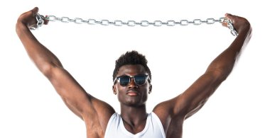 Yakışıklı siyah adam güneş gözlüğü ve zincirler