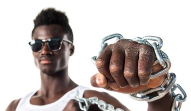 Yakışıklı adam güneş gözlüğü ve zincirler