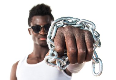 Yakışıklı adam güneş gözlüğü ve zincirler