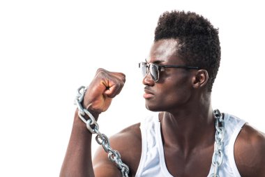 Yakışıklı adam güneş gözlüğü ve zincirler