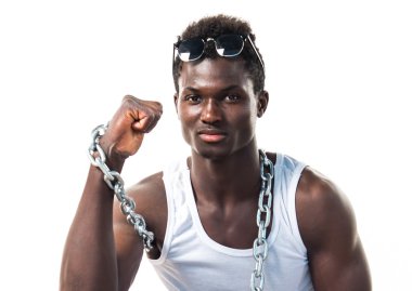 Yakışıklı adam güneş gözlüğü ve zincirler