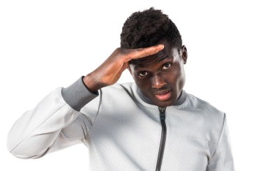 Siyah adam bir şeyler gösteriyor