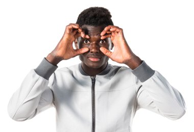 Siyah adam bir şeyler gösteriyor