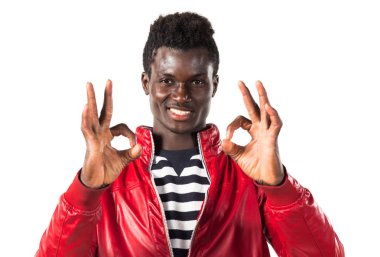 Siyah adam ok işareti yapmak