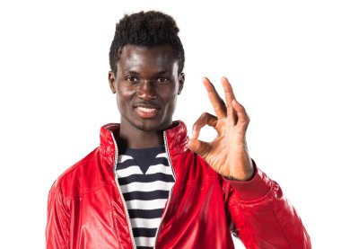 Siyah adam ok işareti yapmak