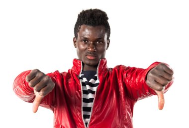 Siyah adam kötü sinyal yapıyor