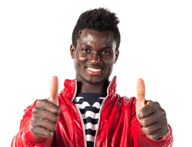 Başparmak ile yakışıklı siyah adam