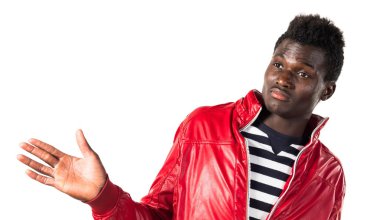 Yakışıklı siyah adam önemsiz jest yapma