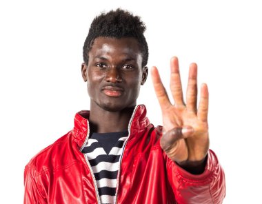 Yakışıklı siyah adam dört sayma