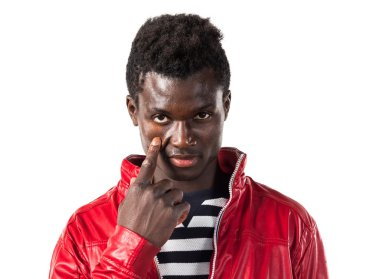 Yakışıklı siyah adam bir şeyler gösteriyor