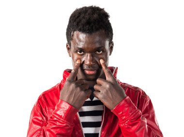 Yakışıklı siyah adam bir şeyler gösteriyor