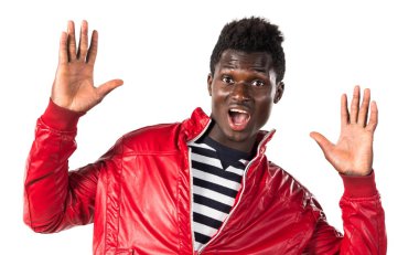 Sürpriz bir jest yapan yakışıklı siyah erkek