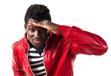 Yakışıklı siyah adam bir şeyler gösteriyor