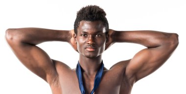 Atletik vücut poz ile yakışıklı zenci