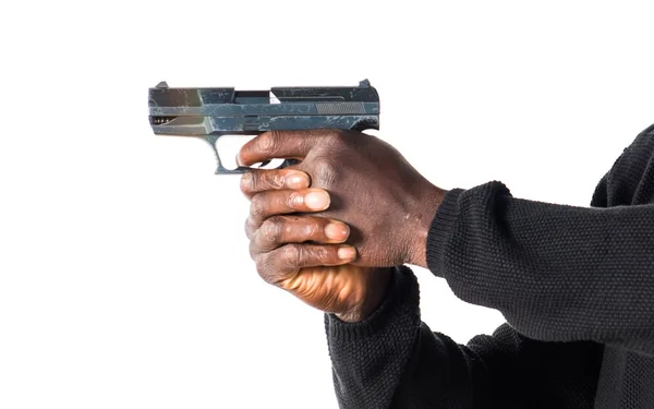 Svart man håller en pistol — Stockfoto