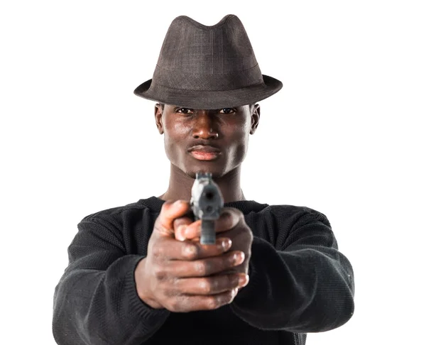 Svart man håller en pistol — Stockfoto