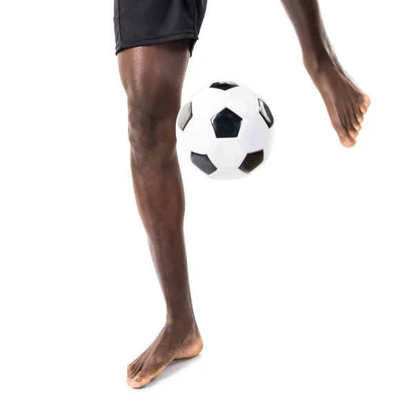Czarny człowiek gry w piłkę nożną — Zdjęcie stockowe