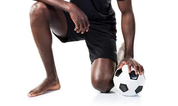 Homem negro jogando futebol — Fotografia de Stock