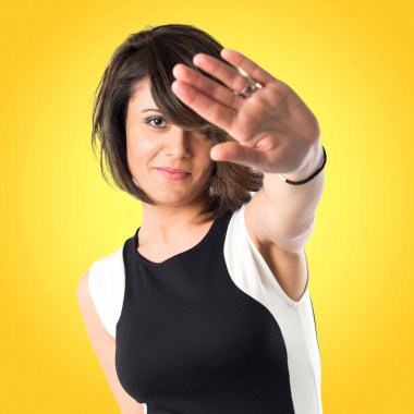 güzel bir kadın beyaz zemin kırmızı yapma 