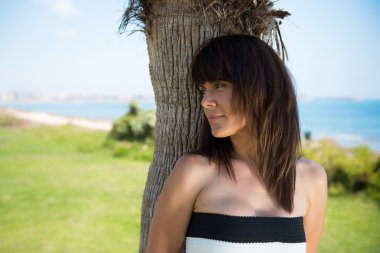 Güzel kadın bir parkta plaja poz