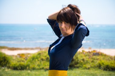 Güzel kadın bir parkta plaja poz