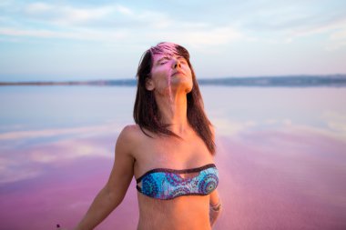 Güzel holi renkler renkli gölde bir kadınla