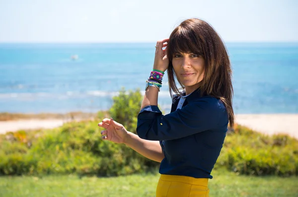 Mulher bonita posando em um parque a partir da praia — Fotografia de Stock