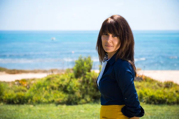 Mulher bonita posando em um parque a partir da praia — Fotografia de Stock