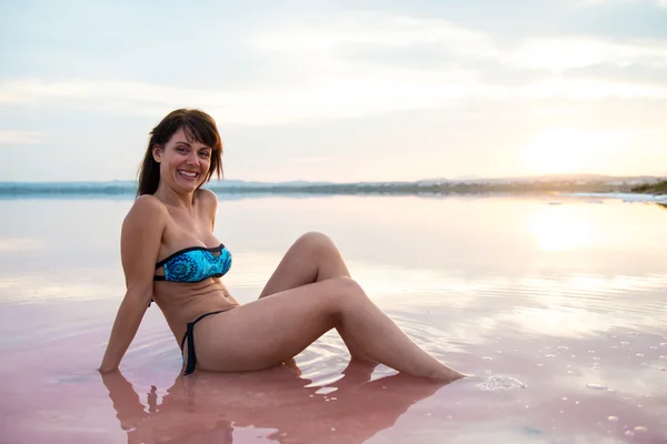 漂亮的女人在一个多彩的湖 — 图库照片