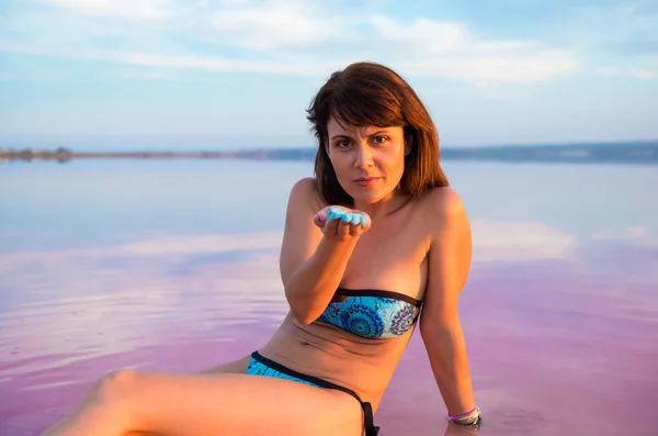 Mujer bonita con colores holi en un lago colorido — Foto de Stock