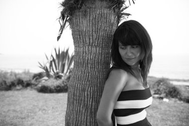 Güzel kadın bir parkta plaja poz