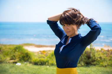 Güzel kadın bir parkta plaja poz