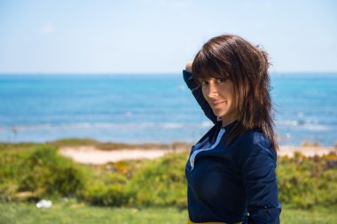 Güzel kadın bir parkta plaja poz