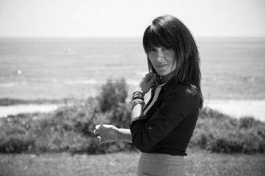 Güzel kadın bir parkta plaja poz