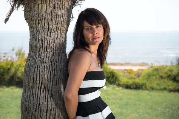 Mulher bonita posando em um parque a partir da praia — Fotografia de Stock