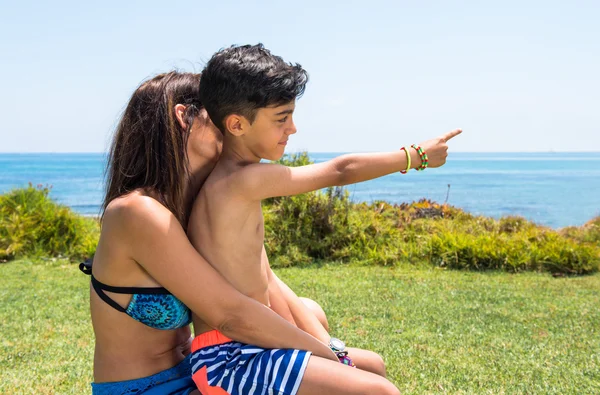 Madre e figlio in un parco in dalla spiaggia che punta — Foto Stock