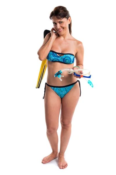 Tjej i bikini med scuba fenor — Stockfoto