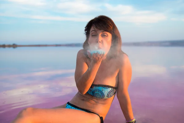 Όμορφη γυναίκα με holi χρώματα σε ένα πολύχρωμο λίμνη — Φωτογραφία Αρχείου